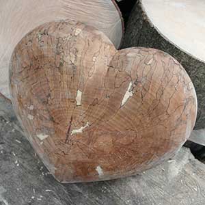 Geboorte geven Anzai kast Hart van hout - Grafkistjes en urnen van hout in hartvorm, handgemaakt door  Arnaldo Lopez