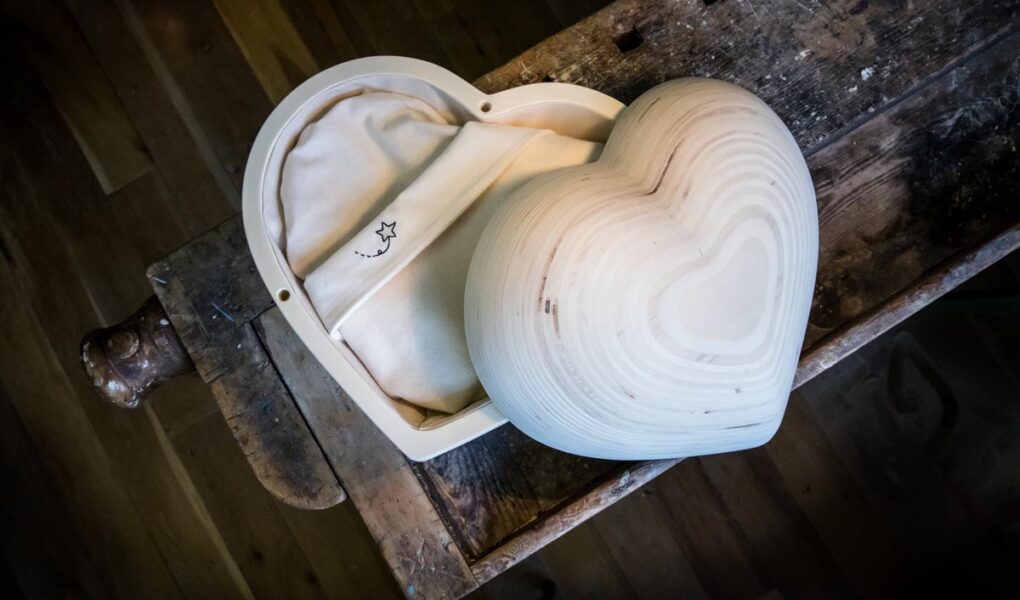 Chinese kool Beukende Yoghurt Hart van hout - Grafkistjes en urnen van hout in hartvorm, handgemaakt door  Arnaldo Lopez